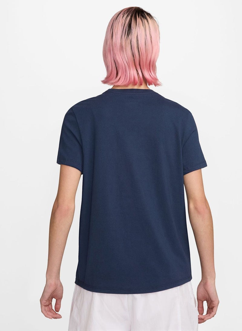 Nike Nsw Essential Icon Futura T-Shirt - Image 2